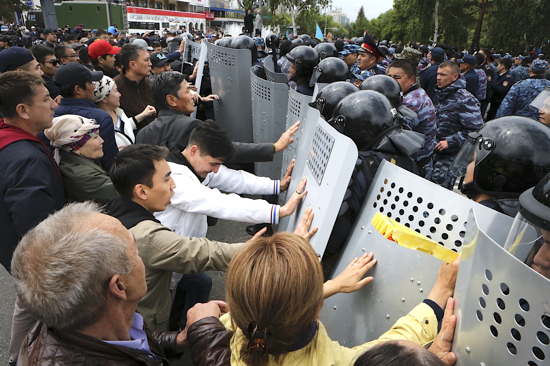 Что творится в казахстане сегодня. Массовые протесты в Казахстане 2022. Беспорядки в Казахстане 2022. Массовые беспорядки в Казахстане.