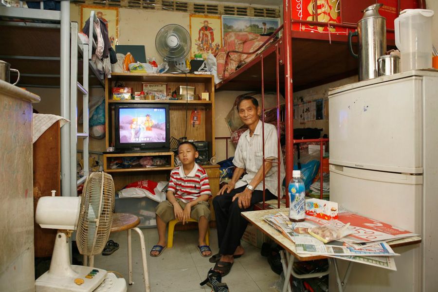 Простая жизнь китайцев. Маленькие квартиры в Гонг Конге. Китайские квартиры. Квартиры китайцев. Жилье китайцев.