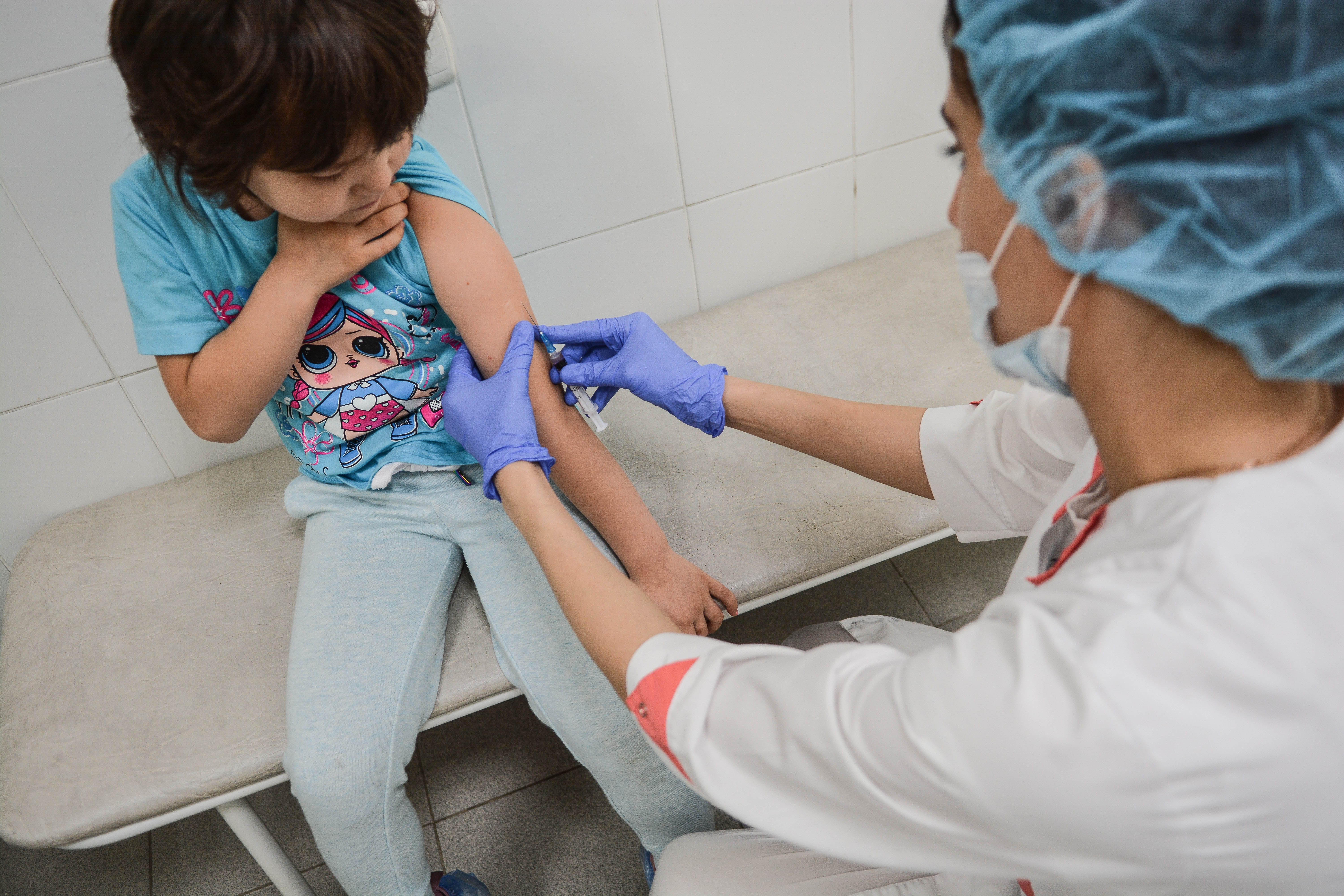 Вакцины в детских поликлиниках. Вакцинация детей. Прививка детям. Ребенка вакцинируют. Ребенка прививают.