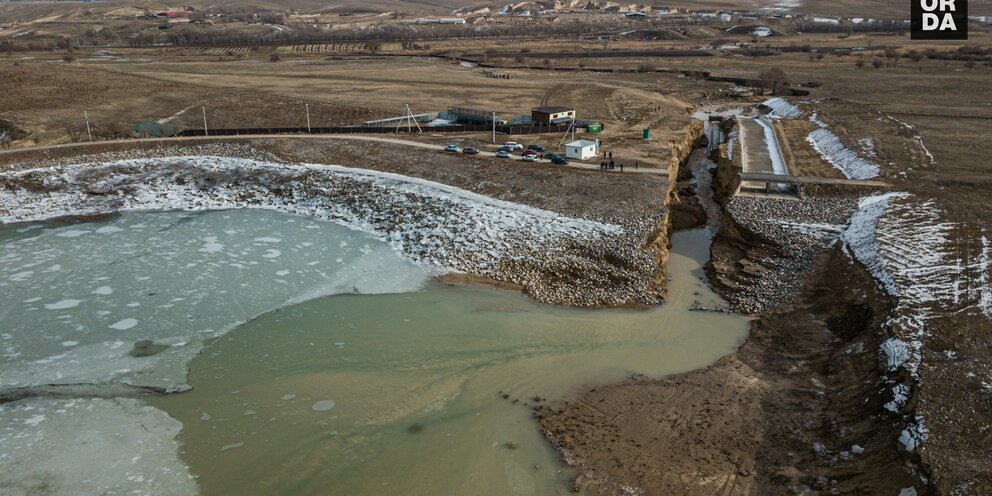 Прорыв дамбы в городе орск. Грабовское водохранилище прорыв плотины. Черкесское водохранилище. Прорыв дамбы в Алматинской обл. Прорыв дамбы Кременчугское водохранилище.