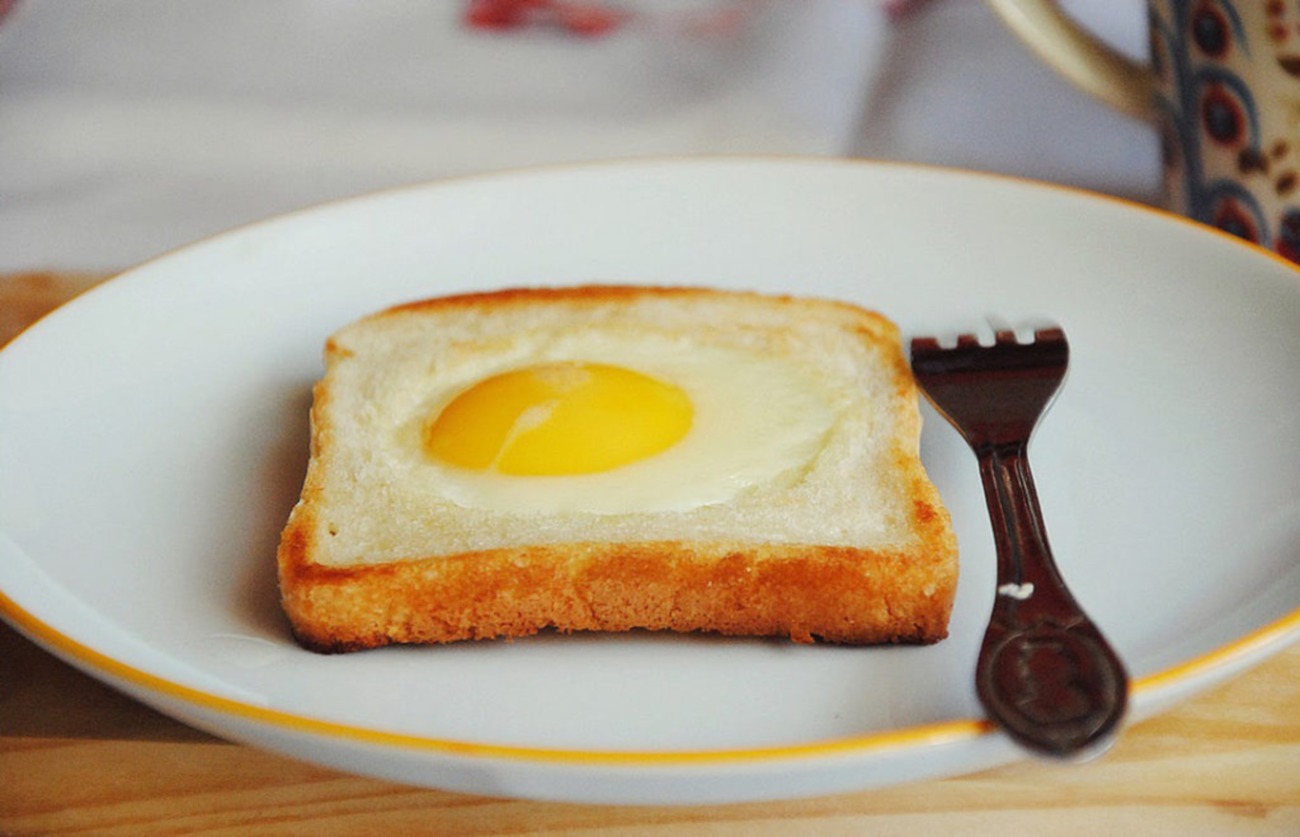 Завтраки рецепты хлеб. Яичница в хлебе. Завтрак яичница в хлебе. Омлет с хлебом. Глазунья в хлебе.