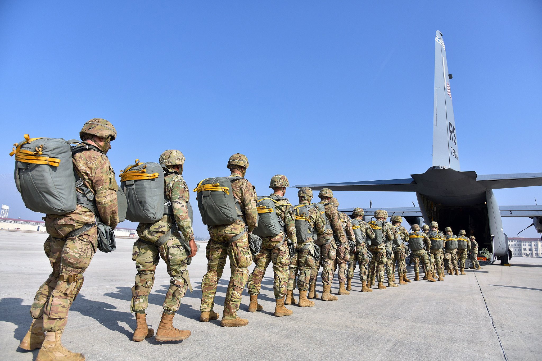 Люди поддерживают военных. Американские военные. Армия США. Войска НАТО. Восточный рубеж НАТО.