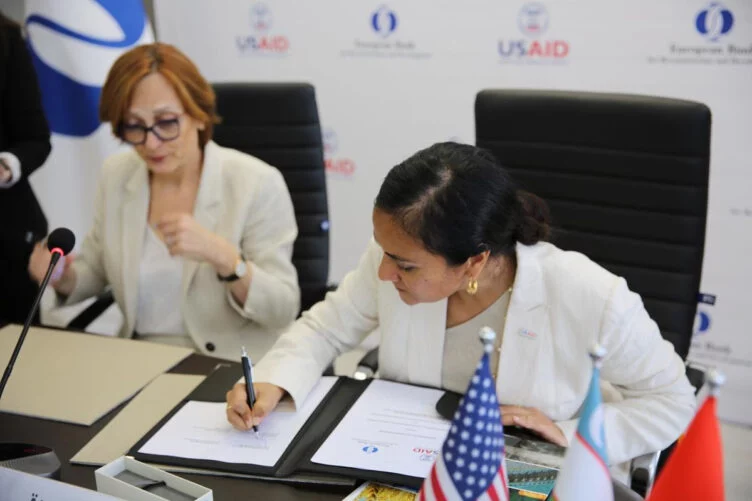 Агентство США по международному развитию (USAID) и Европейский банк реконструкции и развития (ЕБРР) начали партнерство по расширению сотрудничества в области возобновляемых источников энергии, энергоэффективности, аккумулирования электроэнергии и в других областях для содействия ускоренной декарбонизации электроэнергетического сектора во всем центрально-азиатском регионе. Об этом сообщает Exclusive.kz. - изображение 1