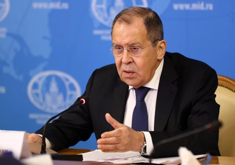 Запад не разрешает Украине вести переговоры с Россией — Лавров - изображение 1