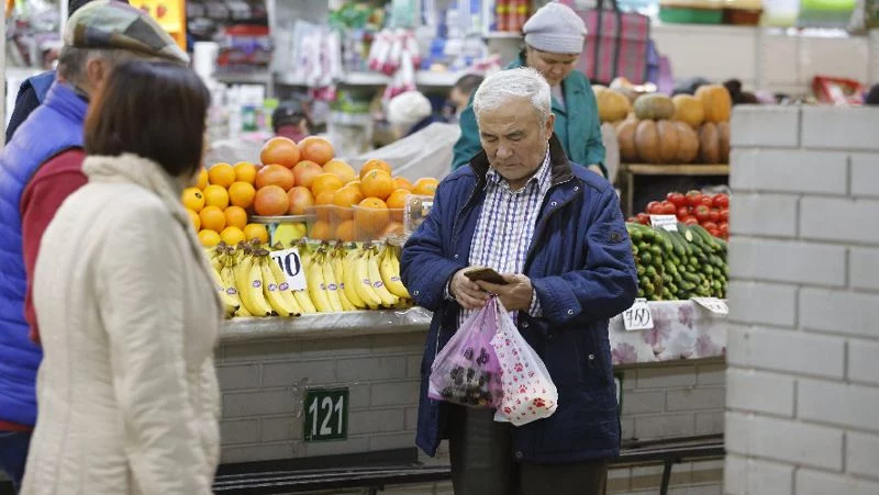 Изображение 1 для Казахстанцы большую часть зарплаты тратят на еду