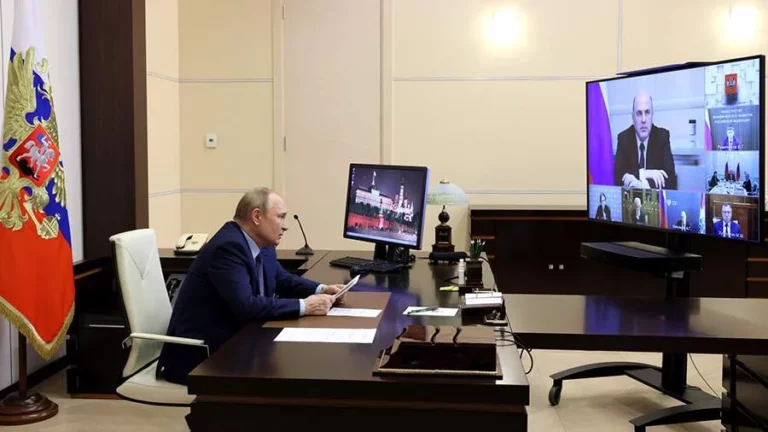 СМИ: Путин сообщил о начале работы над федеральным бюджетом на ближайшие три года - изображение 1