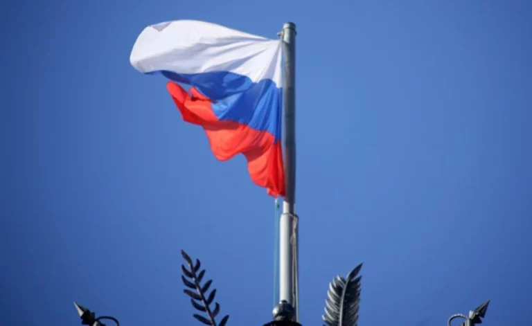 Правительство выделило почти 1 млрд руб. на флаги России для школ в регионах - изображение 1