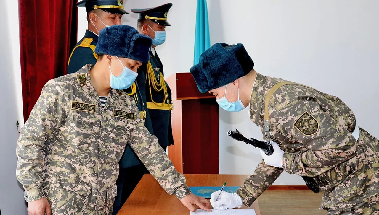 Изображение 1 для Қорғаныс министрлігі әскердегі қауіпсіздікті қамтамасыз етуге міндетті – Тоғжанов