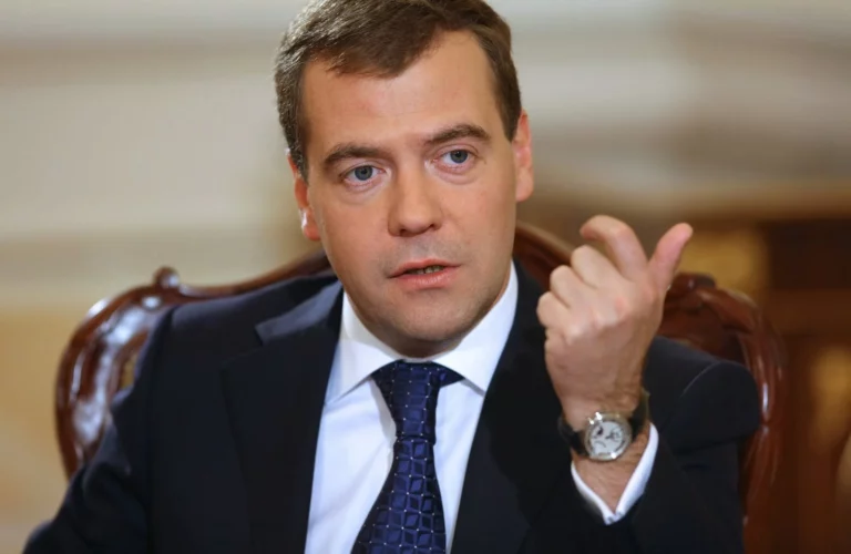 Медведев назвал санкции против родственников российских чиновников двойным беззаконием - изображение 1