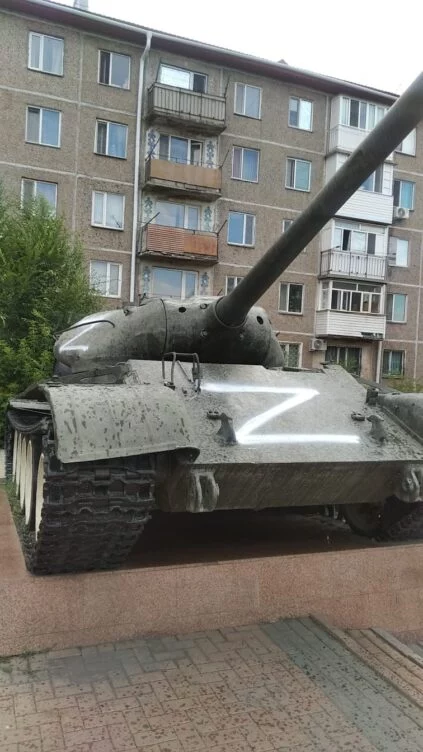 Полицейские ищут вандала, исписавшего буквами Z мемориал в Сарани - изображение 1