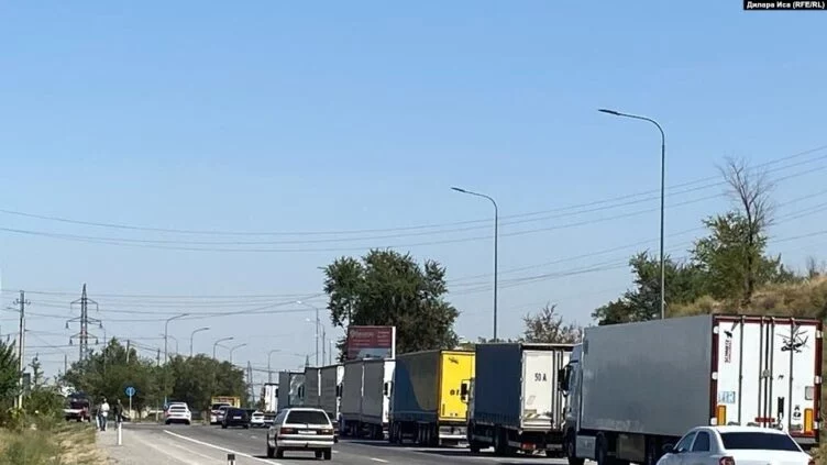 В Шымкенте на заправках наблюдаются очереди за дизтопливом - изображение 1