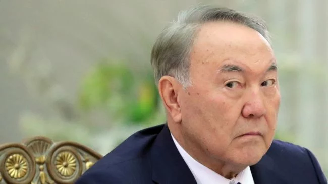 Убрать портреты Назарбаева призвали госслужащих Казахстана - изображение 1