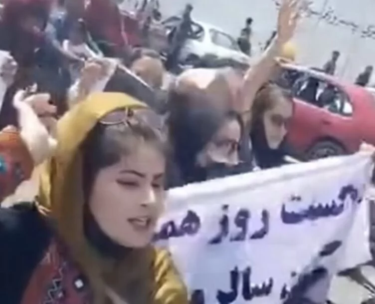 Стрельба в воздух: В Кабуле разогнали митинг против дискриминации женщин - изображение 1