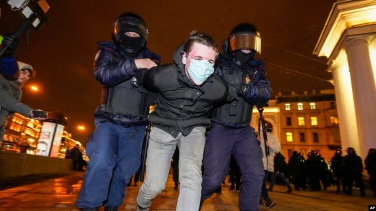 На антивоенных акциях в Москве и Петербурге задержаны сотни людей - изображение 1
