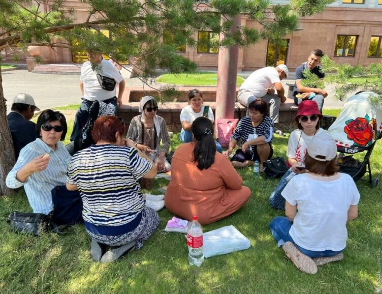 В столице задержали родных осужденных и погибших во время январских событий и политика Рысбека Сарсенбая - изображение 1