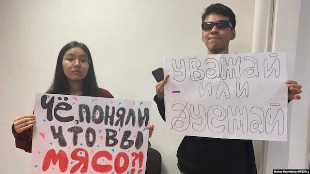 «Уважай или уезжай». Двух студентов в Алматы задержали за акцию против массового притока россиян в Казахстан - изображение 1