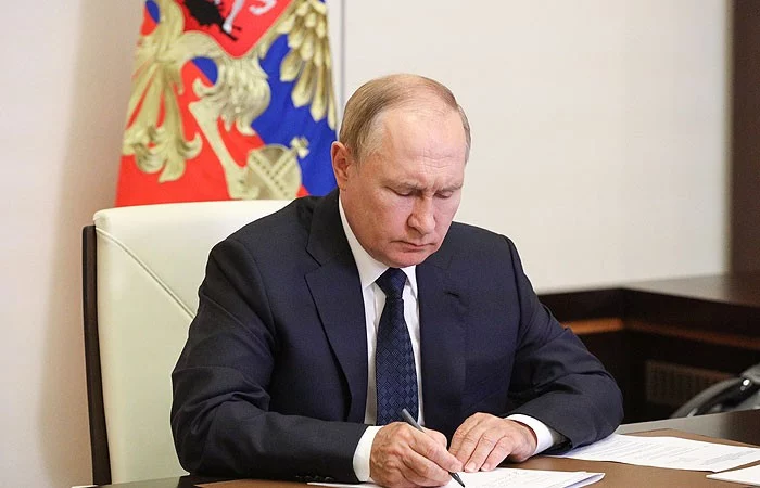 Путин подписал поправки в УК РФ о мародерстве, дезертирстве и сдаче в плен - изображение 1