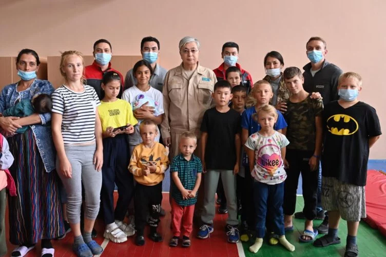 Токаев встретился с пострадавшими от пожаров в Костанайской области - изображение 1