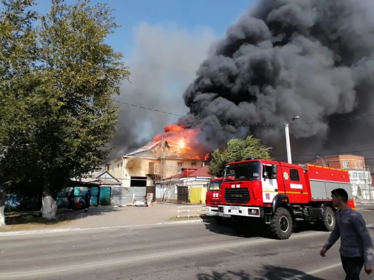 Оружейный магазин, СТО и 8 домов горят в Костанае - изображение 1