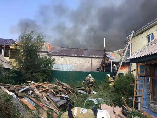 Тела двух человек обнаружили под завалами оружейного магазина в Костанае - изображение 1