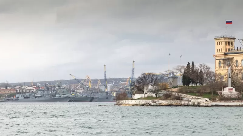 Россия заявила об атаке украинских дронов на Черноморский флот в Севастополе. Что известно - изображение 1