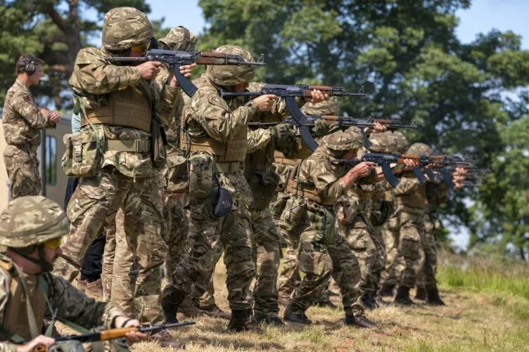 ЕС объявит о создании масштабной программы по обучению украинских военных - изображение 1