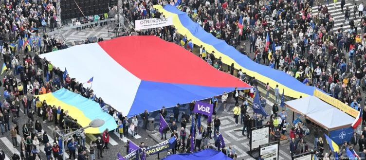 В центре Праги прошел многотысячный митинг - изображение 1