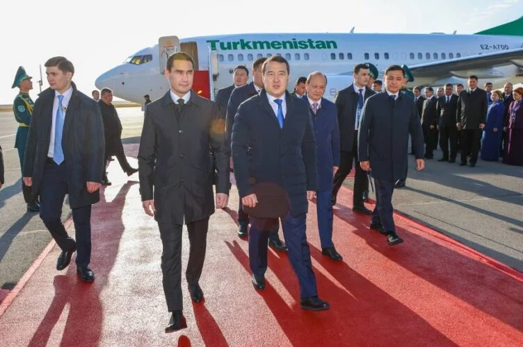 В Астану прилетел президент Туркменистана Сердар Бердымухамедов - изображение 1