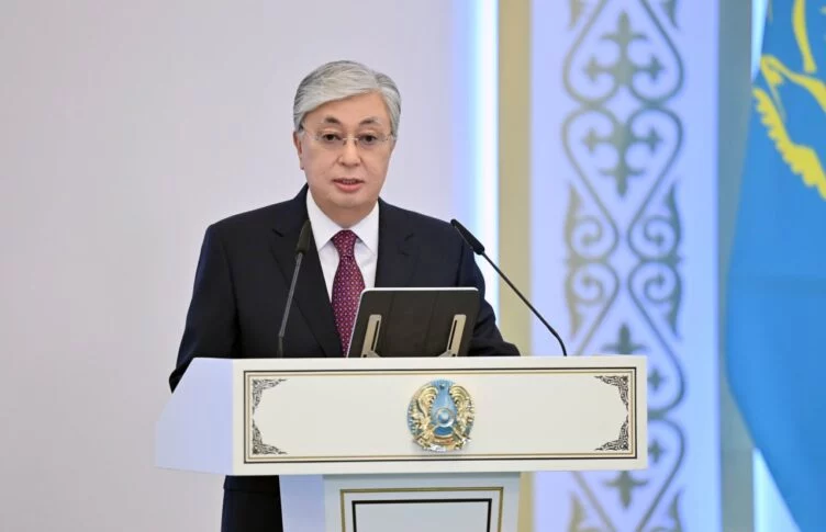 Тоқаев қазақ тілі мәселесін саясиландырмау керек екенін айтты - изображение 1
