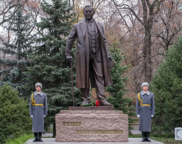 Алматыда Ахмет Байтұрсынұлына арналған ескерткіш ашылды - изображение 1