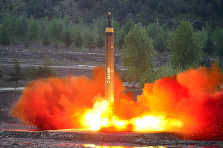 Северная Корея запустила три баллистические ракеты - изображение 1