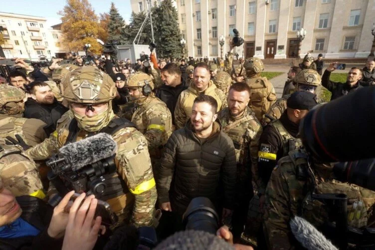 Зеленский украин сарзбаздары азат еткен Херсон қаласына келді - изображение 1