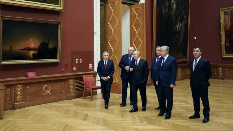 Токаев посетил петербургский музей в компании Путина и Лукашенко - изображение 1