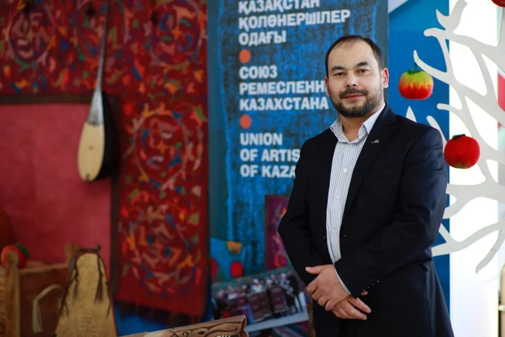 Изображение 1 для Властелин казахских колец победил на всемирном конкурсе ремесленников