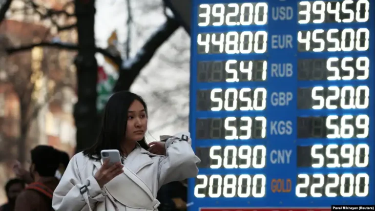 В Таджикистане и Казахстане продолжает обесцениваться рубль - изображение 1