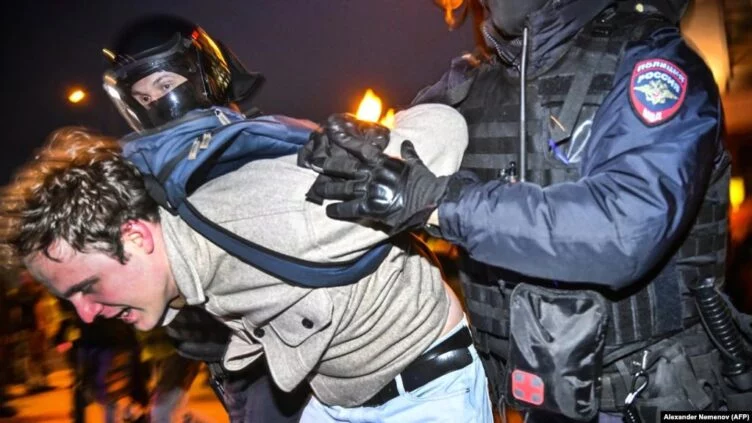 С февраля за антивоенную позицию задержаны почти 20 тысяч россиян - изображение 1