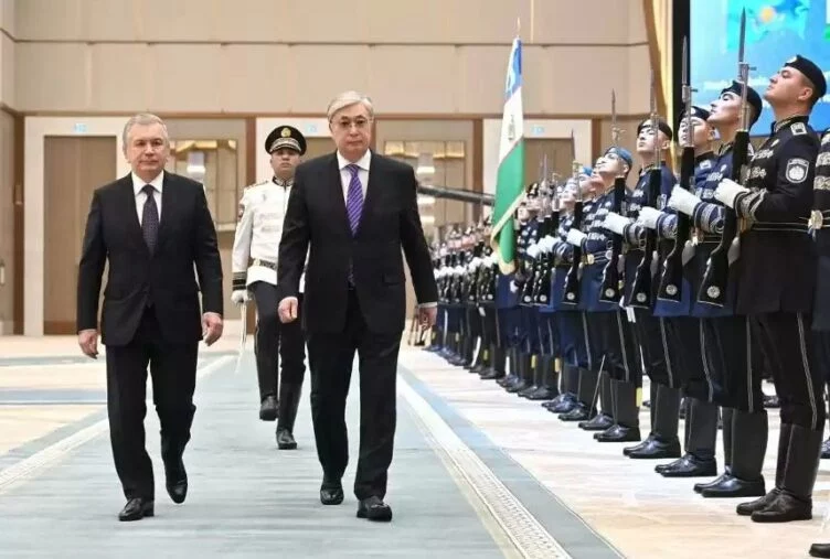 Тоқаев Ташкенттегі Төле би кесенесіне зиярат етті - изображение 1