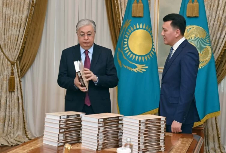 Токаеву представили многотомник о реабилитации жертв политических репрессий - изображение 1