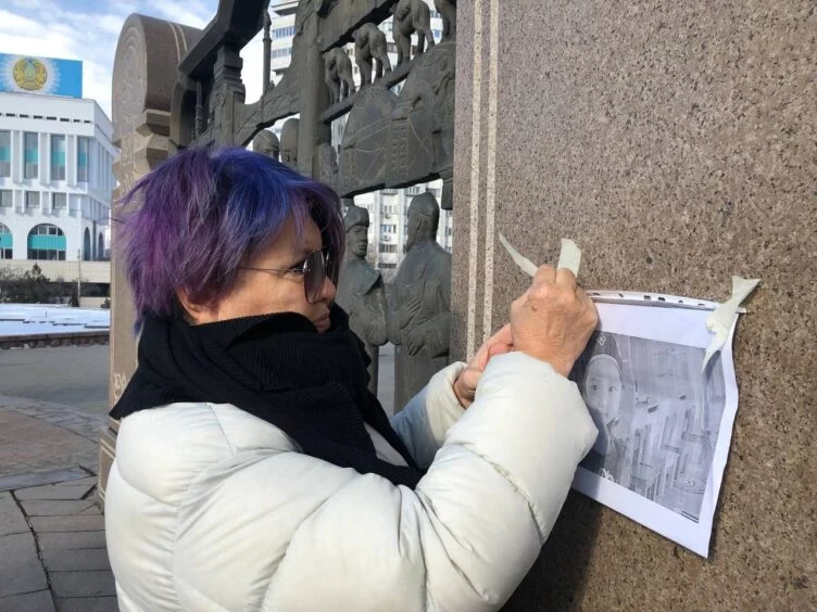 Алматыда белсенділер Тәуелсіздік монументіне Айкөркемнің суретін жапсырды - изображение 1