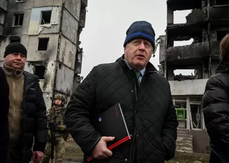 Борис Джонсон снова приехал в Украину. Он встретился с Зеленским и посетил Бучу и Бородянку - изображение 1