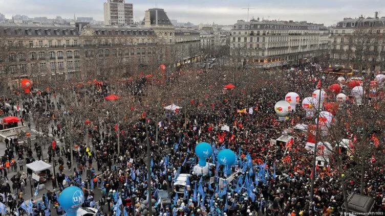 В Париже прошли новые протесты против пенсионной реформы - изображение 1