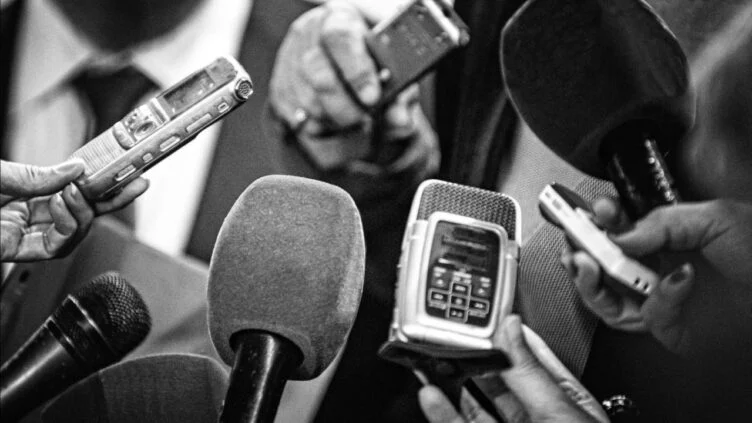 Министр информации: в ближайшее время узнаем, кто стоит за атаками на журналистов - изображение 1