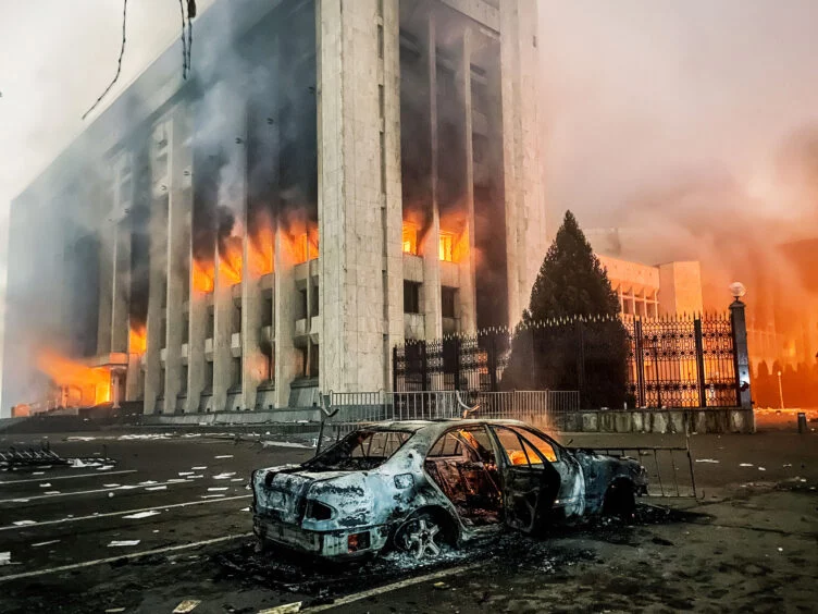 На восстановление сожженого акимата Алматы хотят потратить 7 млрд. тенге - изображение 1