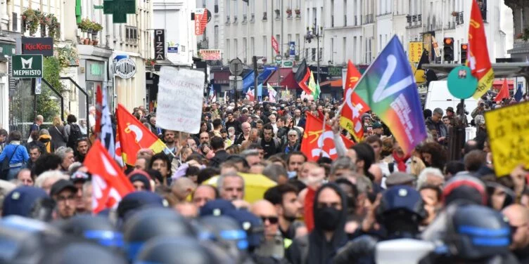 Французы массово протестовали против пенсионной реформы - изображение 1