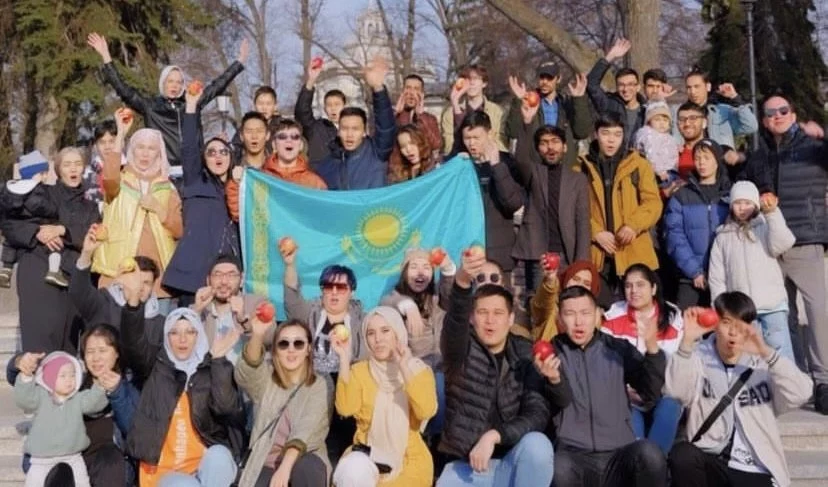 Изображение 4 для «Алматы – родина яблок»: зарубежные блогеры выпустили ролик об Алматы на популярном YouTube-канале