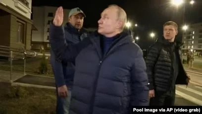 Из видео с Путиным в Мариуполе удалили выкрик «Это всё напоказ!» - изображение 1