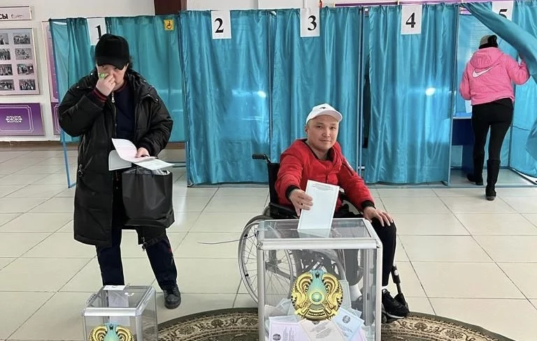 Изображение 2 для Выборы без преград: для алматинцев с ограниченными возможностями созданы все условия