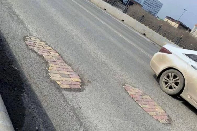 Жол жөндеудің жаңа тәсілі: Атырауда жолдағы шұңқырларға кірпіш салып қойған - изображение 1