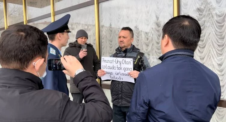 «Аманат» партиясын «дауыс ұрлады» деп айыптаған ер адамға айыппұл салды - изображение 1