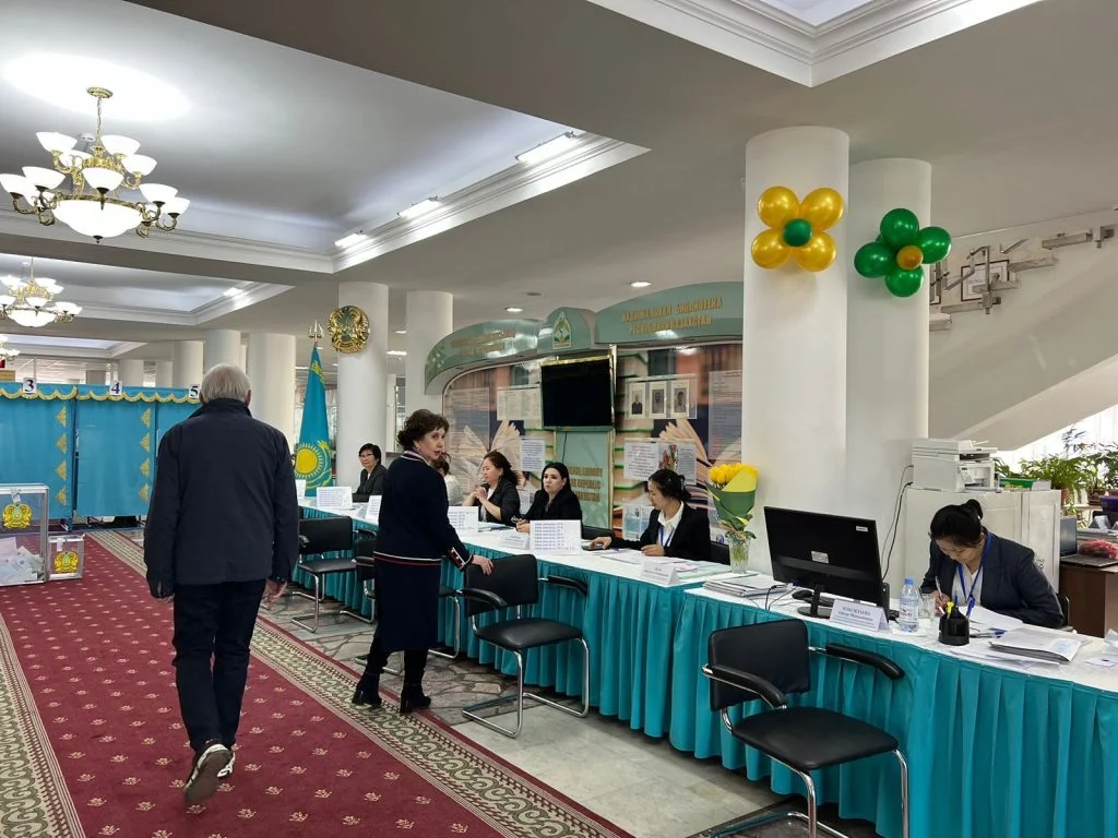 Изображение 5 для И стар, и млад: алматинцы дружно участвуют в выборах